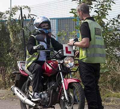 Andy W explaining how to ride a 125cc